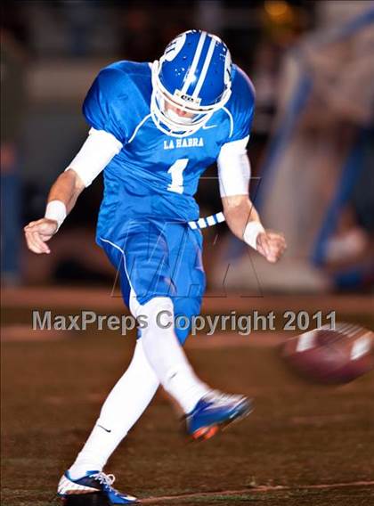 Thumbnail 1 in La Habra vs. Servite photogallery.
