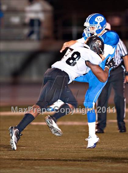 Thumbnail 3 in La Habra vs. Servite photogallery.