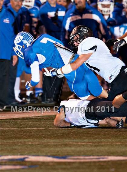 Thumbnail 1 in La Habra vs. Servite photogallery.