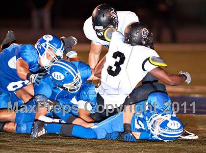 Thumbnail 1 in La Habra vs. Servite photogallery.
