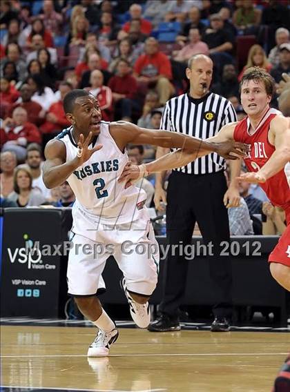 Thumbnail 3 in Mater Dei vs. Sheldon (CIF State D1 Final) photogallery.