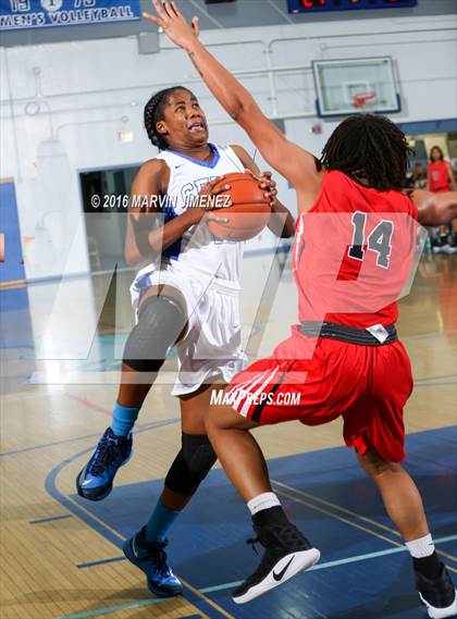 Thumbnail 3 in Harvard-Westlake vs Serra photogallery.
