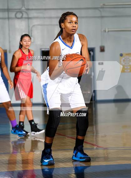 Thumbnail 3 in Harvard-Westlake vs Serra photogallery.