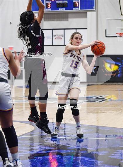 Thumbnail 1 in Hearne vs Weimar (UIL 2A Reg IV Bi-District Playoff) photogallery.
