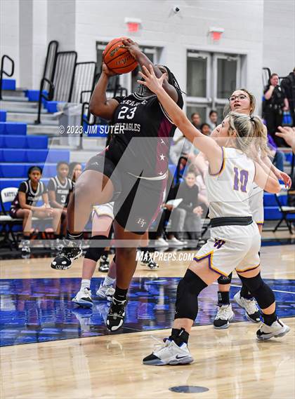 Thumbnail 1 in Hearne vs Weimar (UIL 2A Reg IV Bi-District Playoff) photogallery.