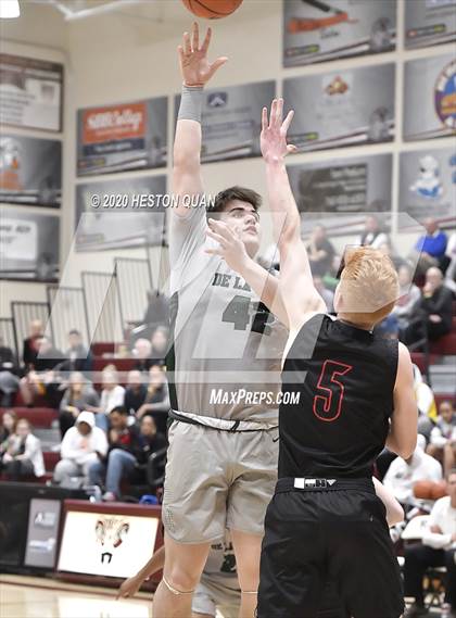 Thumbnail 2 in De La Salle vs. Mount Si (Rancho Mirage Holiday Invitational) photogallery.
