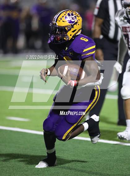 Thumbnail 1 in La Grange vs. Madisonville (UIL 4A-2 Bi-District Playoff) photogallery.