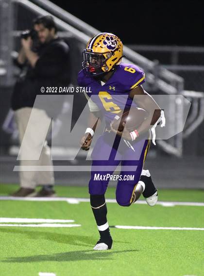 Thumbnail 1 in La Grange vs. Madisonville (UIL 4A-2 Bi-District Playoff) photogallery.