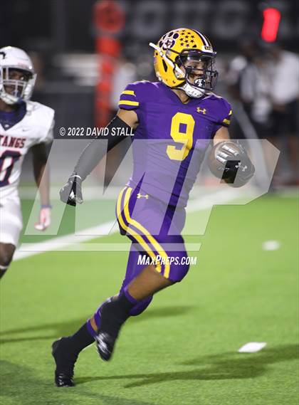 Thumbnail 3 in La Grange vs. Madisonville (UIL 4A-2 Bi-District Playoff) photogallery.