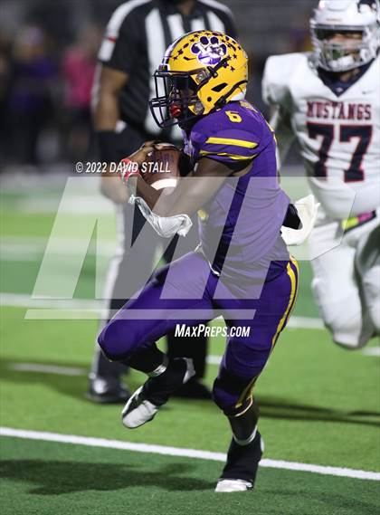 Thumbnail 3 in La Grange vs. Madisonville (UIL 4A-2 Bi-District Playoff) photogallery.