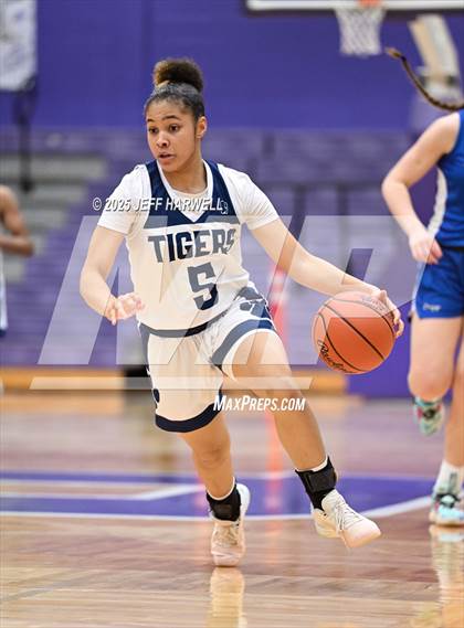 Thumbnail 2 in Anthony Wayne vs. Twinsburg (OHSAA Division 2 Regional Semifinal) photogallery.