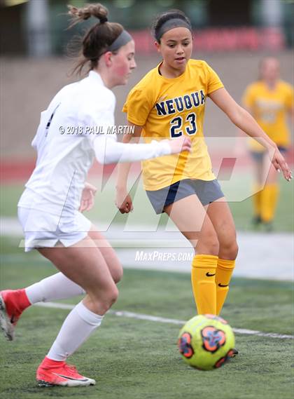 Thumbnail 3 in Neuqua Valley vs. New Trier photogallery.