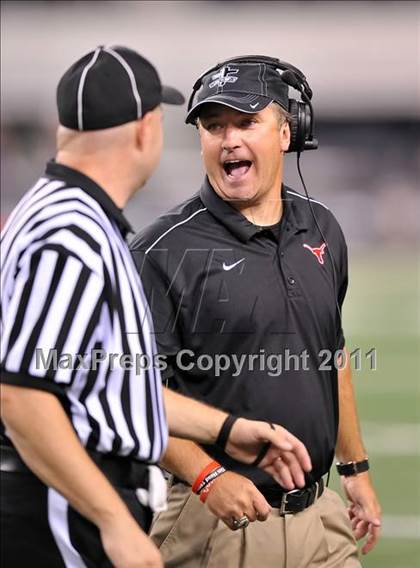 Thumbnail 1 in Cedar Hill vs. Guyer (Kirk Herbstreit National Kickoff Classic) photogallery.