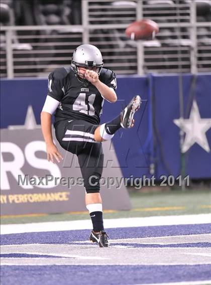 Thumbnail 2 in Cedar Hill vs. Guyer (Kirk Herbstreit National Kickoff Classic) photogallery.