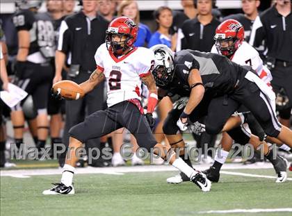 Thumbnail 2 in Cedar Hill vs. Guyer (Kirk Herbstreit National Kickoff Classic) photogallery.