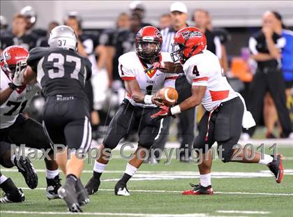 Thumbnail 2 in Cedar Hill vs. Guyer (Kirk Herbstreit National Kickoff Classic) photogallery.