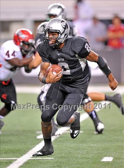 Thumbnail 2 in Cedar Hill vs. Guyer (Kirk Herbstreit National Kickoff Classic) photogallery.