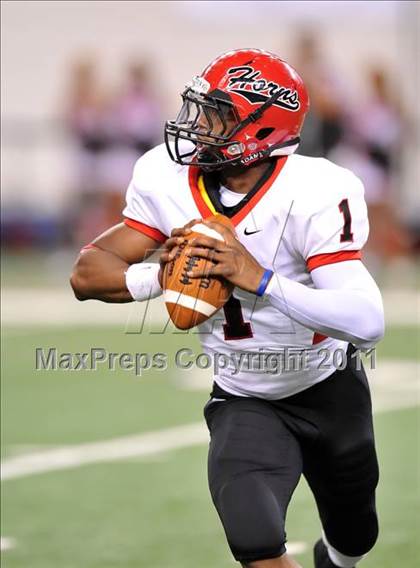 Thumbnail 3 in Cedar Hill vs. Guyer (Kirk Herbstreit National Kickoff Classic) photogallery.