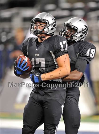Thumbnail 2 in Cedar Hill vs. Guyer (Kirk Herbstreit National Kickoff Classic) photogallery.