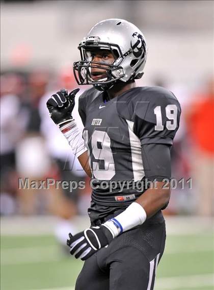 Thumbnail 1 in Cedar Hill vs. Guyer (Kirk Herbstreit National Kickoff Classic) photogallery.