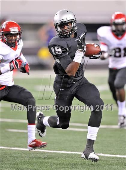 Thumbnail 3 in Cedar Hill vs. Guyer (Kirk Herbstreit National Kickoff Classic) photogallery.