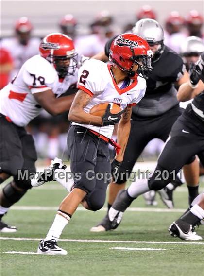 Thumbnail 1 in Cedar Hill vs. Guyer (Kirk Herbstreit National Kickoff Classic) photogallery.