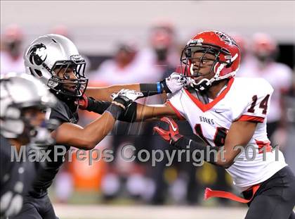 Thumbnail 3 in Cedar Hill vs. Guyer (Kirk Herbstreit National Kickoff Classic) photogallery.