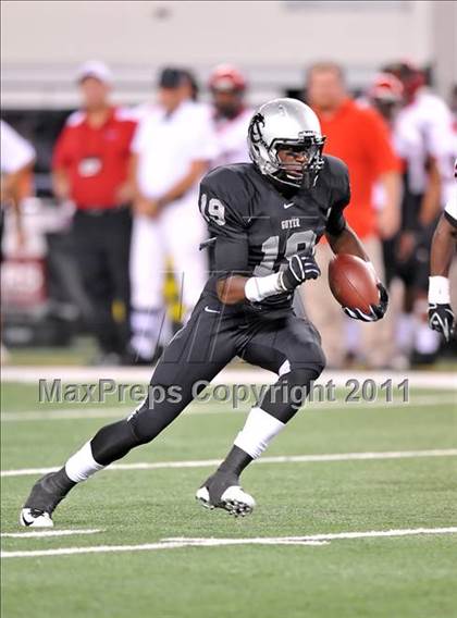 Thumbnail 2 in Cedar Hill vs. Guyer (Kirk Herbstreit National Kickoff Classic) photogallery.