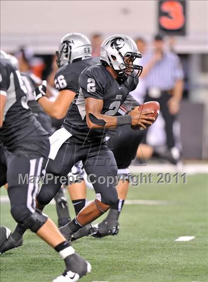 Thumbnail 3 in Cedar Hill vs. Guyer (Kirk Herbstreit National Kickoff Classic) photogallery.