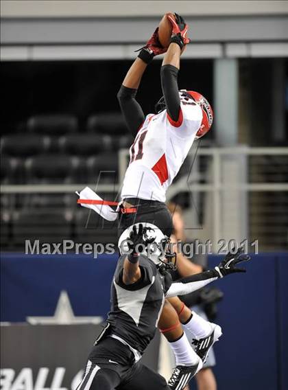 Thumbnail 2 in Cedar Hill vs. Guyer (Kirk Herbstreit National Kickoff Classic) photogallery.