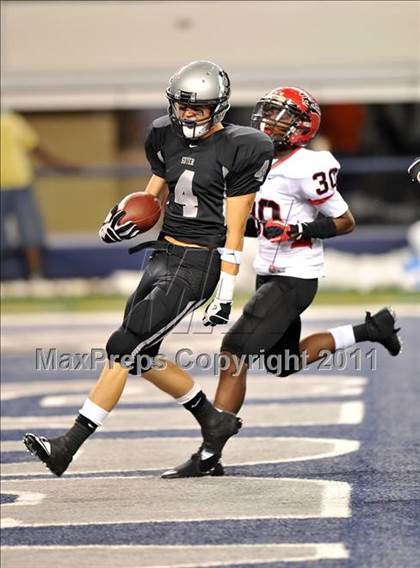 Thumbnail 2 in Cedar Hill vs. Guyer (Kirk Herbstreit National Kickoff Classic) photogallery.