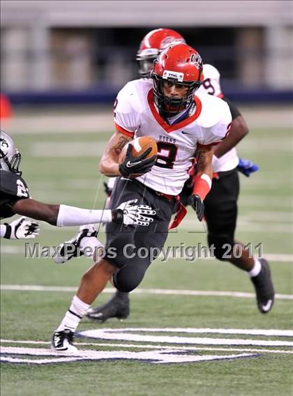 Thumbnail 3 in Cedar Hill vs. Guyer (Kirk Herbstreit National Kickoff Classic) photogallery.