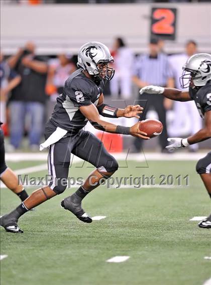 Thumbnail 1 in Cedar Hill vs. Guyer (Kirk Herbstreit National Kickoff Classic) photogallery.