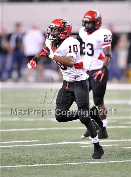 Thumbnail 2 in Cedar Hill vs. Guyer (Kirk Herbstreit National Kickoff Classic) photogallery.