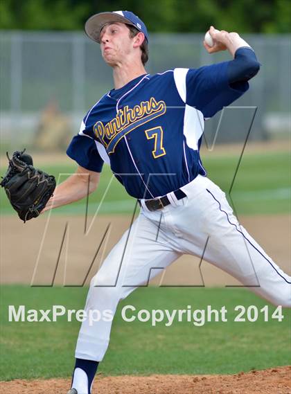 Thumbnail 3 in Mount Dora vs Umatilla  (FHSAA Class 5A District 13 Senifinal) photogallery.