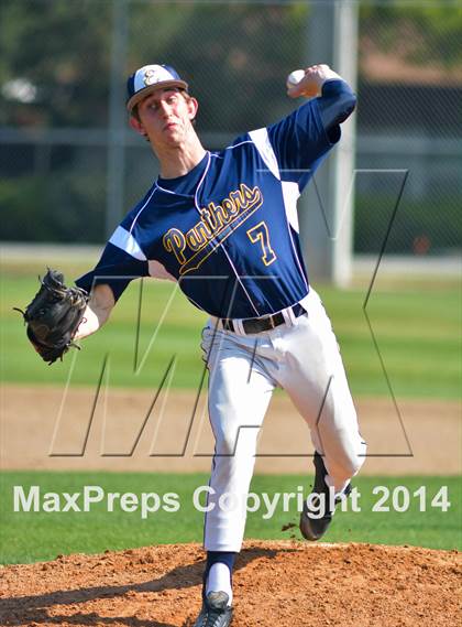 Thumbnail 3 in Mount Dora vs Umatilla  (FHSAA Class 5A District 13 Senifinal) photogallery.