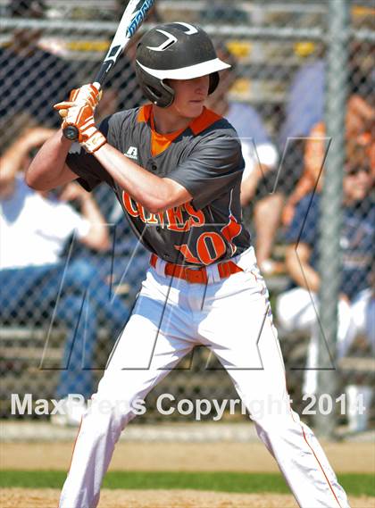 Thumbnail 2 in Mount Dora vs Umatilla  (FHSAA Class 5A District 13 Senifinal) photogallery.