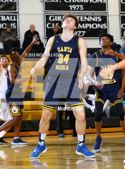 Thumbnail 1 in West Torrance vs. Santa Monica (Bishop Montgomery Shootout) photogallery.