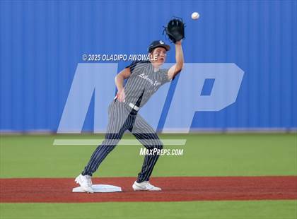 Thumbnail 3 in Liberty-Eylau vs. Gunter (UIL 3A Region 2 Div 1 Region Finals) photogallery.