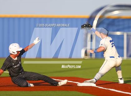 Thumbnail 1 in Liberty-Eylau vs. Gunter (UIL 3A Region 2 Div 1 Region Finals) photogallery.