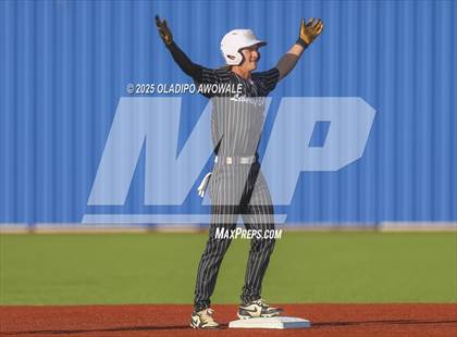 Thumbnail 2 in Liberty-Eylau vs. Gunter (UIL 3A Region 2 Div 1 Region Finals) photogallery.