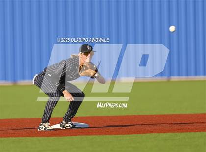Thumbnail 2 in Liberty-Eylau vs. Gunter (UIL 3A Region 2 Div 1 Region Finals) photogallery.