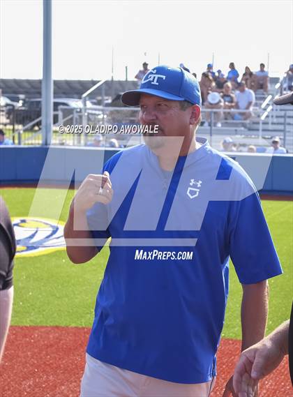 Thumbnail 1 in Liberty-Eylau vs. Gunter (UIL 3A Region 2 Div 1 Region Finals) photogallery.