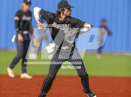 Thumbnail 2 in Liberty-Eylau vs. Gunter (UIL 3A Region 2 Div 1 Region Finals) photogallery.