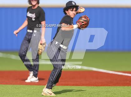 Thumbnail 3 in Liberty-Eylau vs. Gunter (UIL 3A Region 2 Div 1 Region Finals) photogallery.