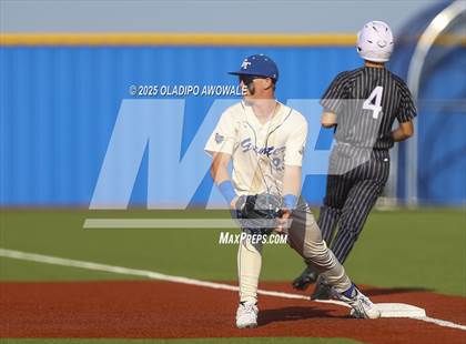 Thumbnail 3 in Liberty-Eylau vs. Gunter (UIL 3A Region 2 Div 1 Region Finals) photogallery.