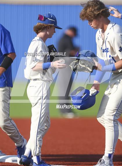 Thumbnail 1 in Liberty-Eylau vs. Gunter (UIL 3A Region 2 Div 1 Region Finals) photogallery.
