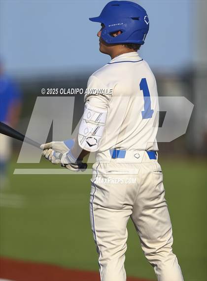 Thumbnail 1 in Liberty-Eylau vs. Gunter (UIL 3A Region 2 Div 1 Region Finals) photogallery.