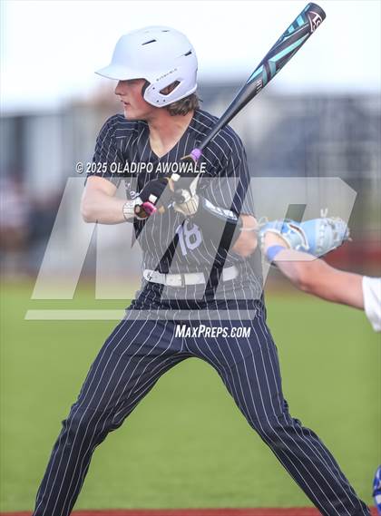 Thumbnail 3 in Liberty-Eylau vs. Gunter (UIL 3A Region 2 Div 1 Region Finals) photogallery.