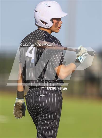 Thumbnail 2 in Liberty-Eylau vs. Gunter (UIL 3A Region 2 Div 1 Region Finals) photogallery.
